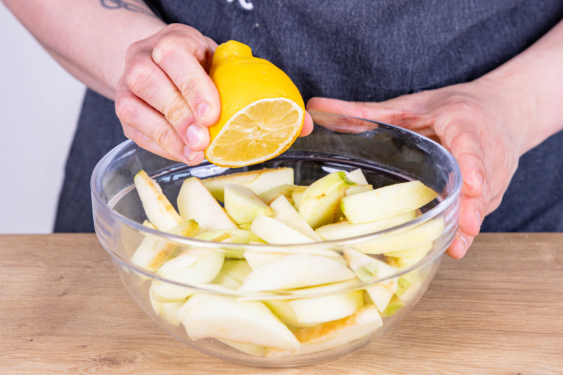 Apfelspalten mit Zitronensaft beträufeln
