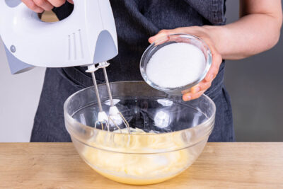 Butter mit Salz und Zucker aufschlagen