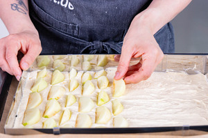 Äpfel gleichmäßig auf Teig anordnen