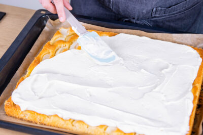 Schmand-Creme verstreichen