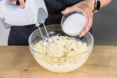 Zucker und Butter verquirlen