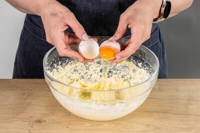 Eier in die Butter-Zucker-Mischung geben
