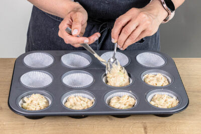 Teigmasse in die Muffinförmchen einfüllen