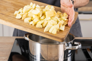 Äpfel in den Topf geben