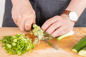 Frühlingszwiebel in Ringe schneiden