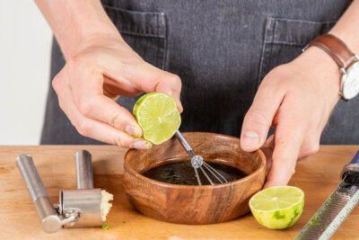 Limette auspressen