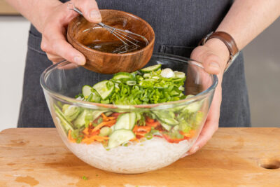 Glasnudelsalat mit Dressing vermengen
