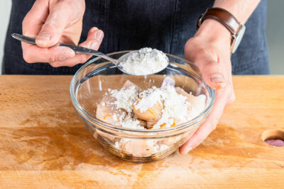 Stärke zu Hähnchen hinzufügen