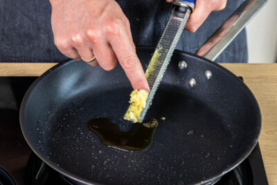 geriebenen Ingwer in Pfanne geben