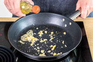 Reiswein in Pfanne geben