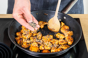 Fleisch glasieren und mit Sesam bestreuen