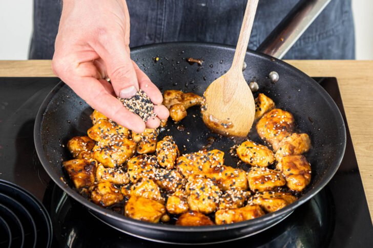 Fleisch glasieren und mit Sesam bestreuen