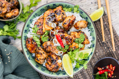 Angerichtetes Honig Sesam Hähnchen auf Reis