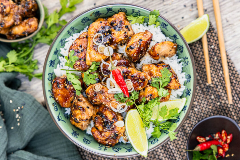 Angerichtetes Honig Sesam Hähnchen auf Reis