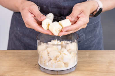Bananen in Mixer geben