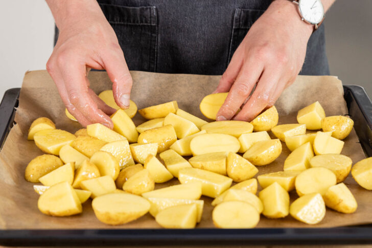 Kartoffeln auf einem Blech verteilen