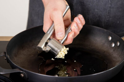 Knoblauch pressen