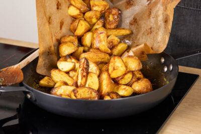 Kartoffeln in die Pfanne geben