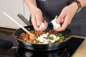 Feta dazu bröseln