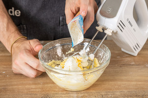 Puddingpulver in Schüssel geben