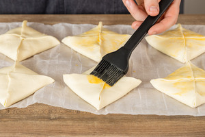 Blätterteigtaschen mit Ei einstreichen