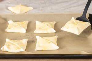 Blätterteigtaschen auf Blech legen