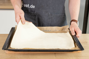 Blätterteig aufs Blech legen