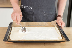 mit Crème fraîche bestreichen