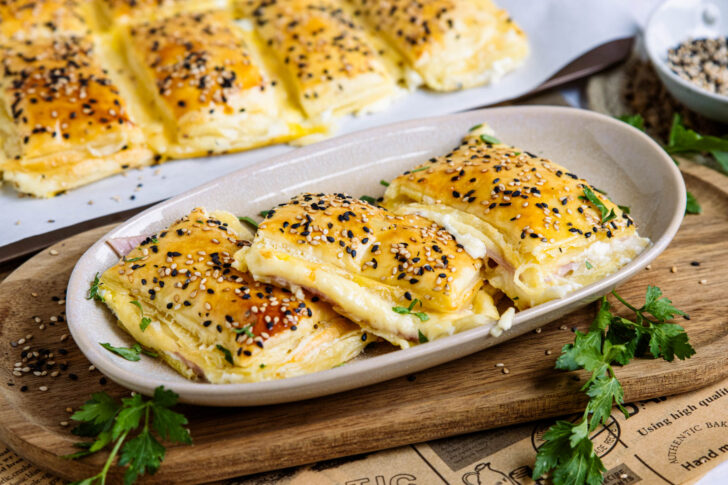 Gefüllte Blätterteigtaschen mit Schinken-Käse