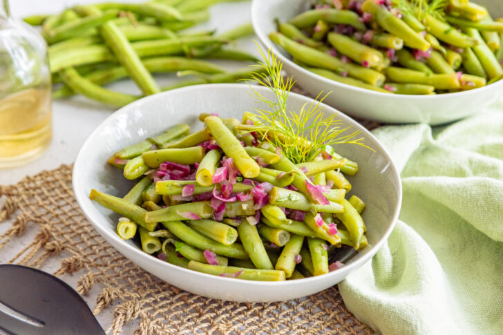 Brechbohnensalat servieren