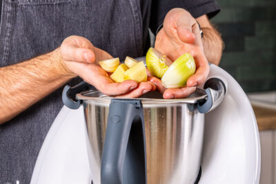 Zwiebel und Knoblauch in den Thermomix® geben