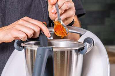 Currypaste in den Topf geben