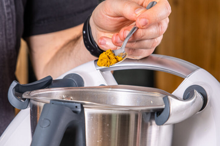 Currypulver dazugeben