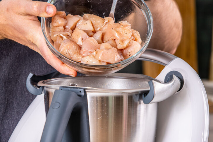 Hähnchen in den Mixtopf geben