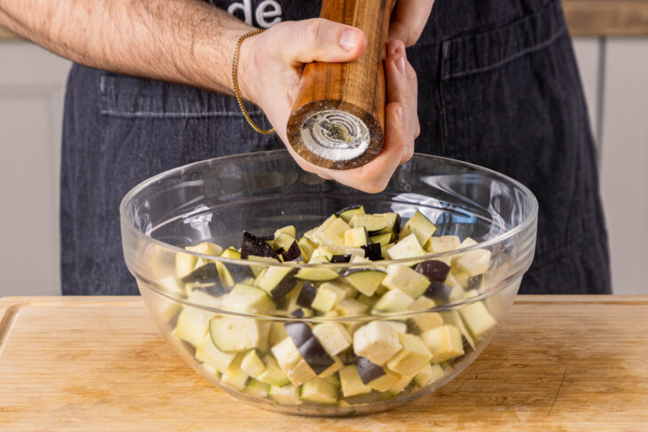 Zucchini und Aubergine Salzen