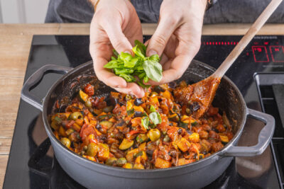 Caponata Mit frischen Kräutern garnieren.
