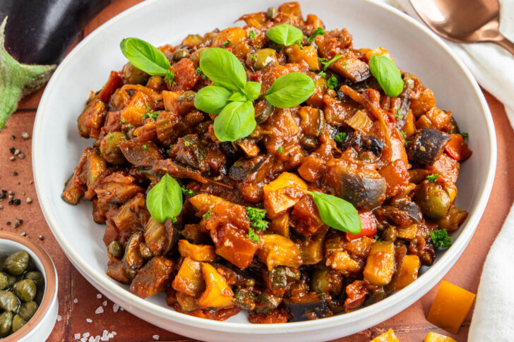 Angerichtete Caponata Siciliana mit Basilikum