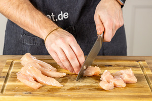Hähnchenbrust in Stücke schneiden
