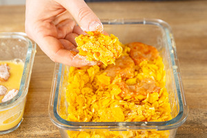 Hähnchenstücke in Cornflakes wenden