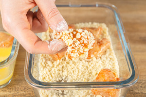 Hähnchenstücke in Panko Paniermehl wenden