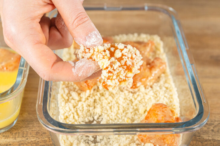 Hähnchenstücke in Panko Paniermehl wenden