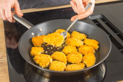 Chicken Nuggets in der Pfanne anbraten