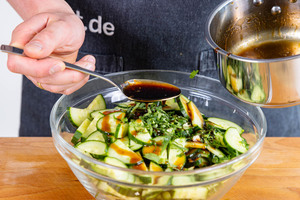 Dressing über Salat geben