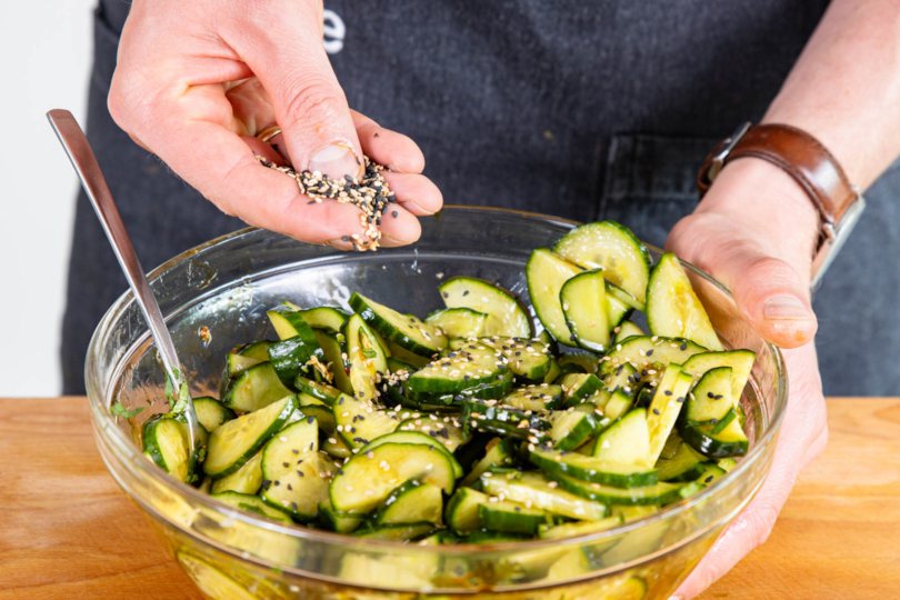 Chinesischen Gurkensalat mit Sesam bestreuen