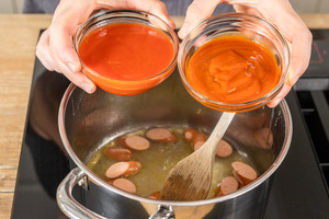 Curryketchup und Ketchup dazugeben