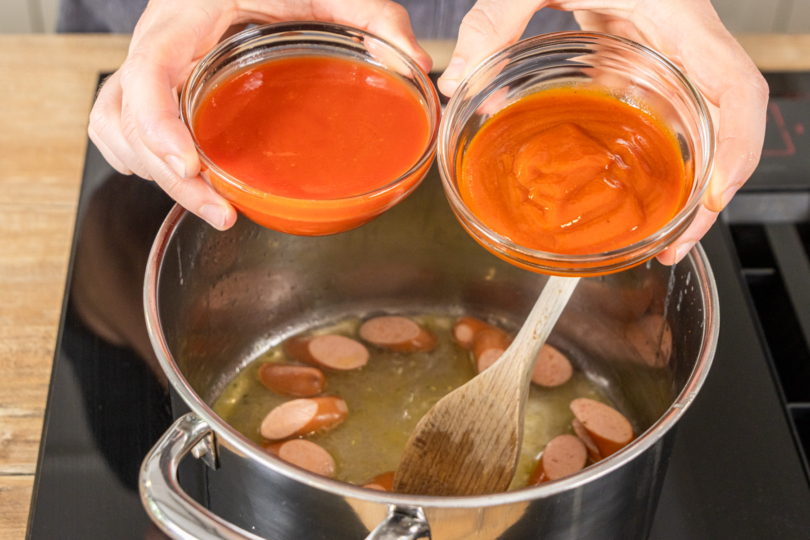 Curryketchup und Ketchup dazugeben