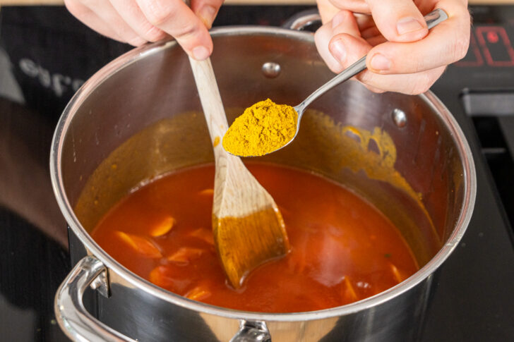 Currypulver auf Löffel