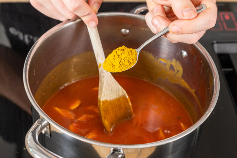 Currypulver auf Löffel