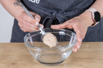Sauerteigansatz in eine Schüssel geben