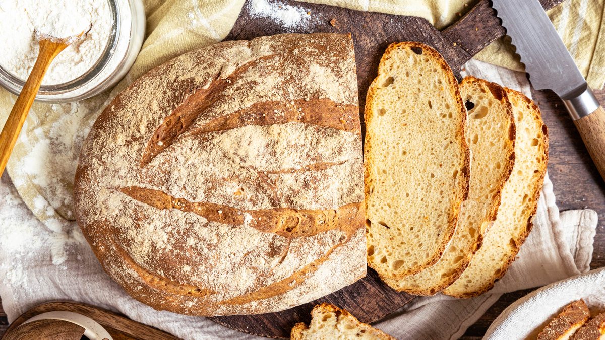 Dinkelbrot mit Trockenhefe selber backen | Rezept - eat.de